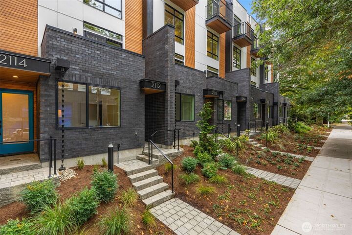 Property Photo:  2102  1st Avenue N  WA 98109 