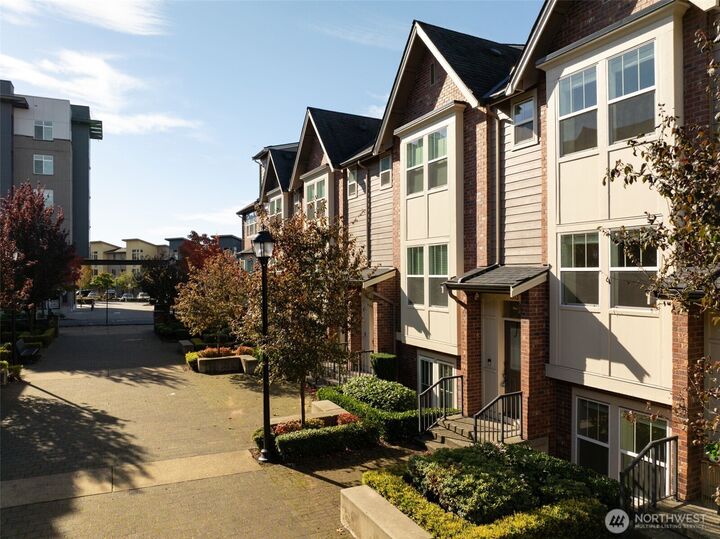 Property Photo: 1313 Brooklyn Walk NE 18 WA 98029