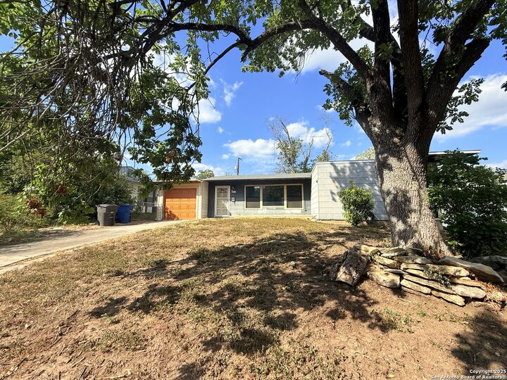 Property Photo: 607 Blakeley Dr TX 78209