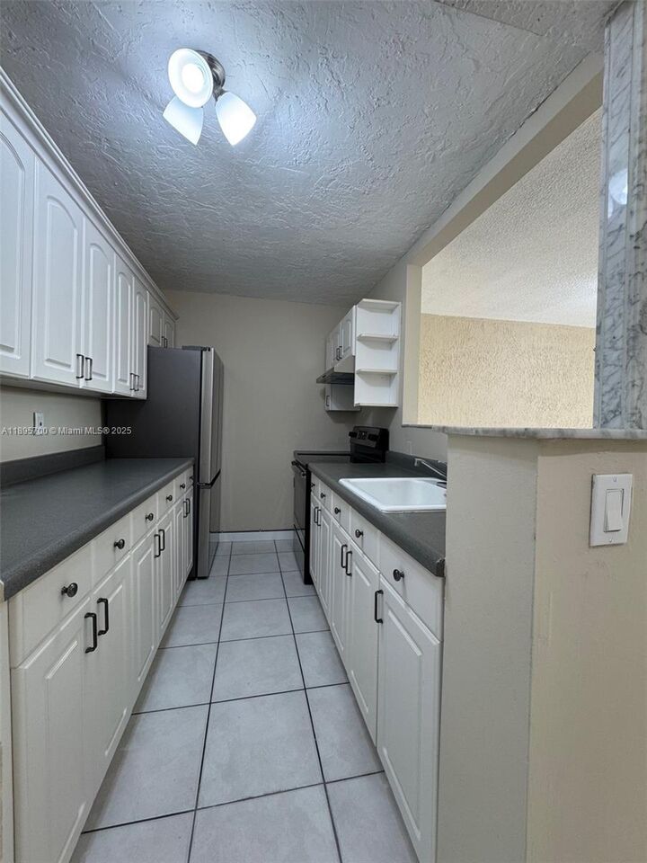 Property Photo: 10500 SW 108th Ave B315 FL 33176