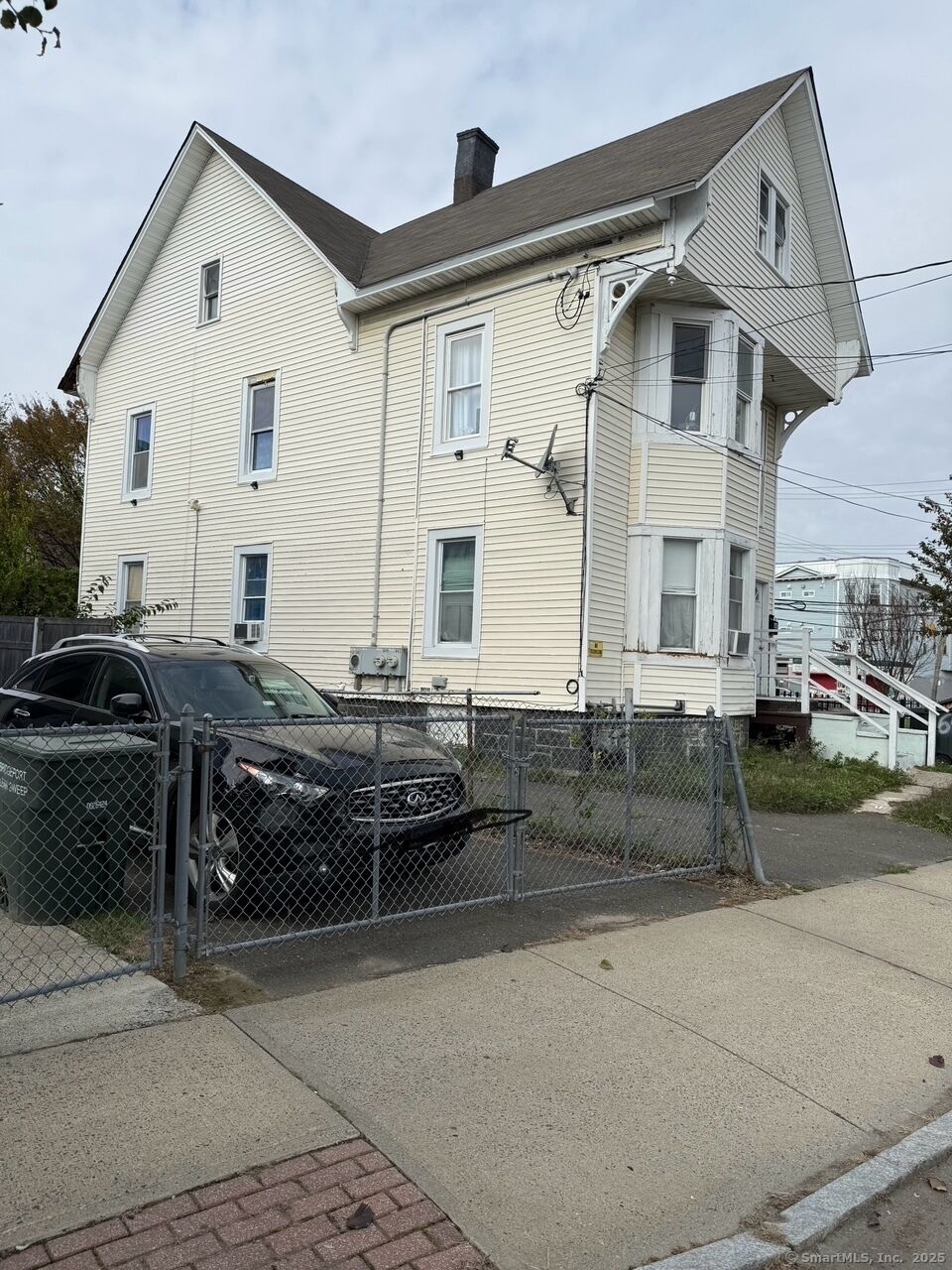 Property Photo:  643 Newfield Avenue  CT 06607 