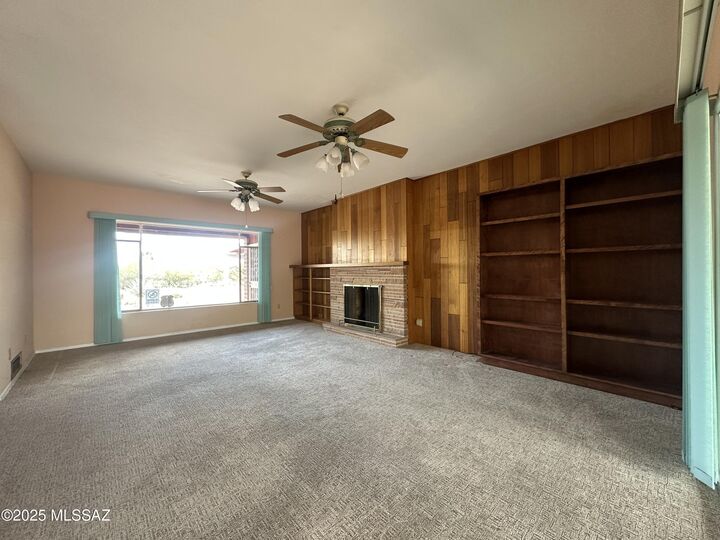 Property Photo: 702 W Giaconda Way AZ 85704