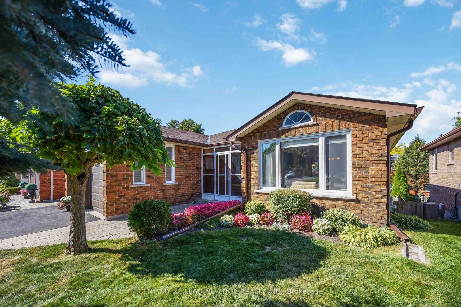 Property Photo: 52 Aspen Crescent ON L4A 5C7