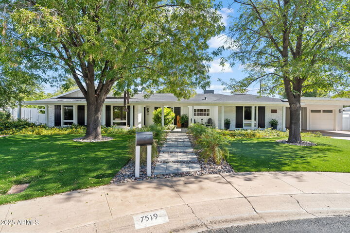 Property Photo: 7519 N 12th Avenue AZ 85021