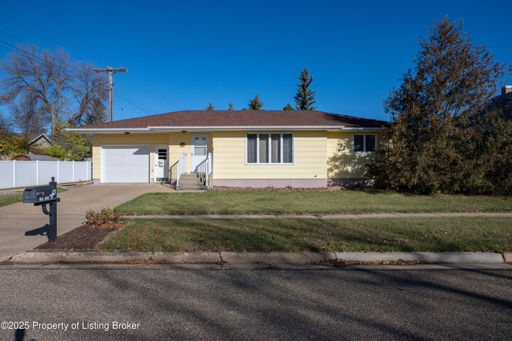 20 E 10th Street  New England ND 58647 photo