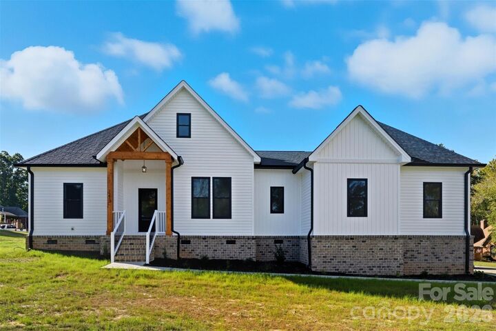 Property Photo:  1213 Creekside Drive  NC 28613 