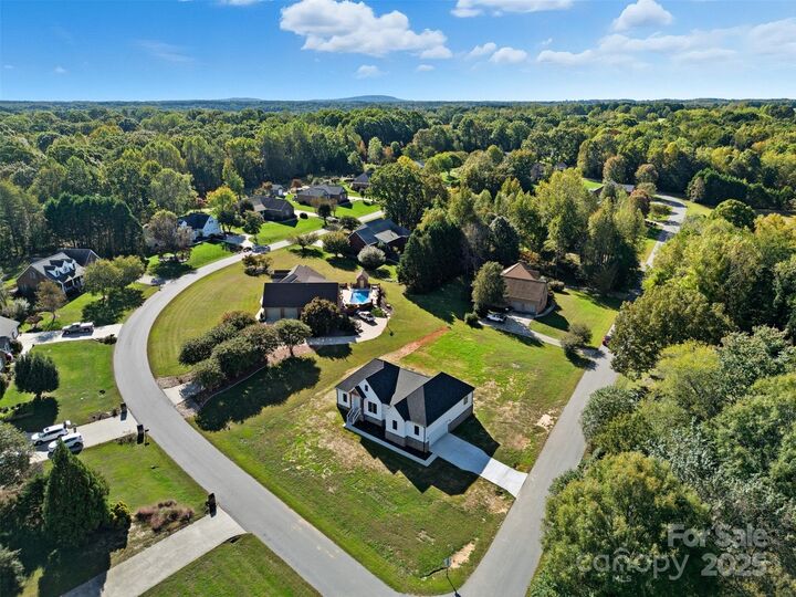 Property Photo: 1213 Creekside Drive NC 28613