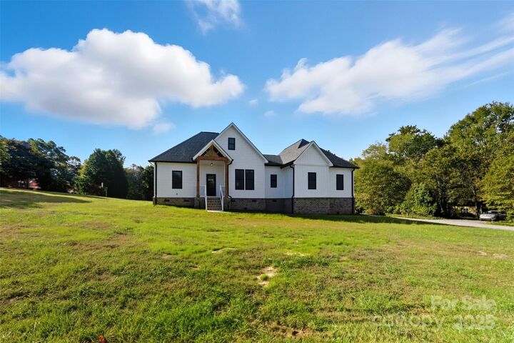 Property Photo: 1213 Creekside Drive NC 28613