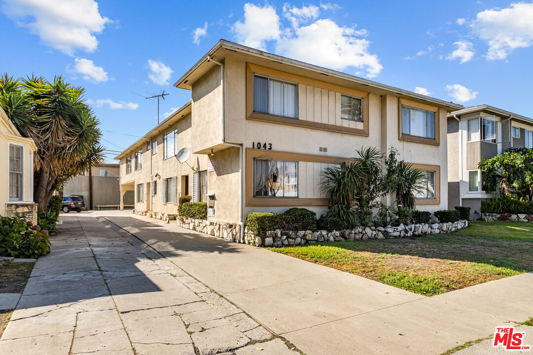 Property Photo: 1043 S Holt Ave CA 90035