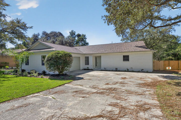 Property Photo:  926 Ridgewood Way  FL 32578 