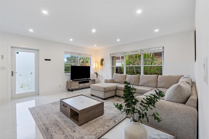Property Photo: 1409 NE 2nd Ave FL 33304