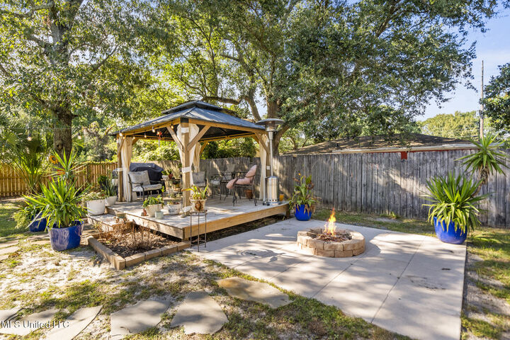 Property Photo:  2197 Collins Boulevard  MS 39507