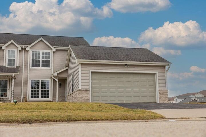 55 E Sedgemeadow St  Elkhorn WI 53121 photo