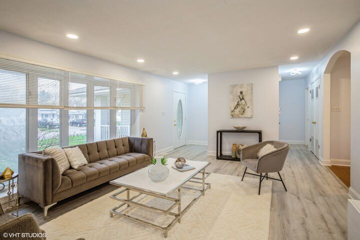 Property Photo: 943 Maple Lane IL 60007