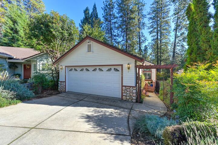 Property Photo: 210 Elysian Place CA 95945
