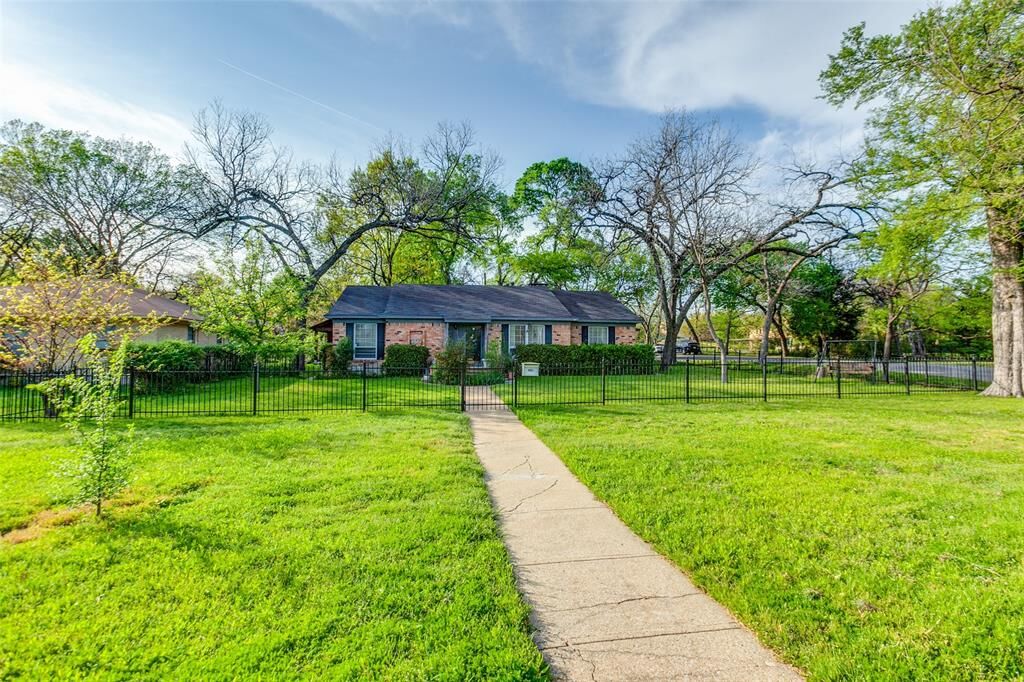 Property Photo: 9551 E Lake Highlands Drive TX 75218
