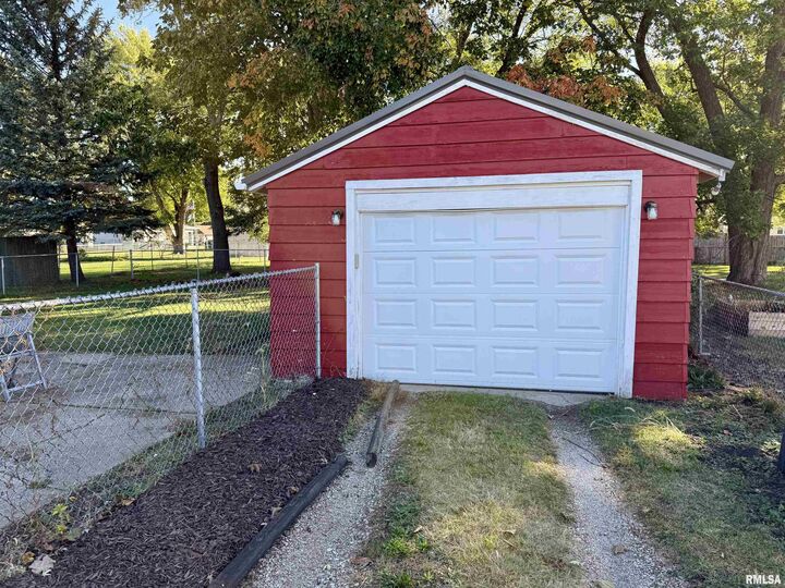 Property Photo: 943 Hawkinson Avenue IL 61401