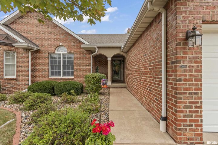 Property Photo: 1925 W Courtside Drive IL 61614