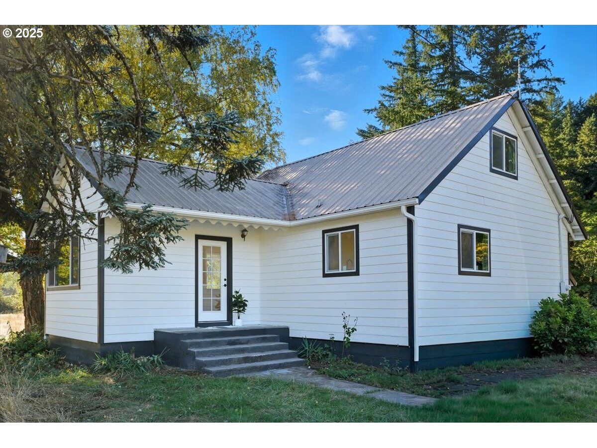 Property Photo: 18247 S Highway 211 OR 97038