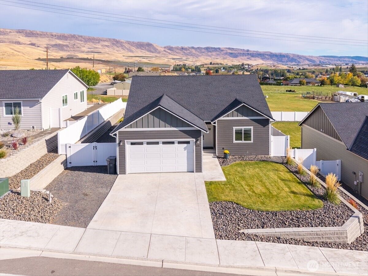 Property Photo:  979 N Macaw Avenue  WA 98802 