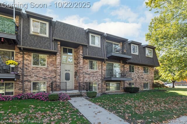 Property Photo: 425 Riviera Drive MI 48080