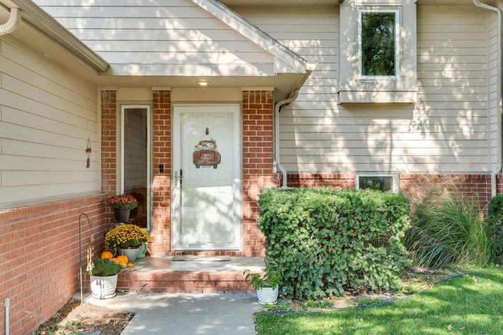 Property Photo: 518 E Wahoo St KS 67037