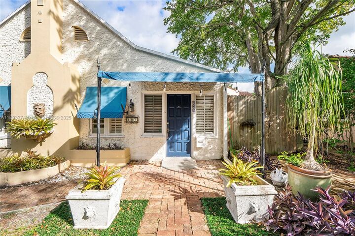 Property Photo: 909 SE 5th Ct FL 33301