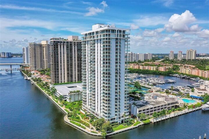 Property Photo: 19707 Turnberry Way 5D FL 33180