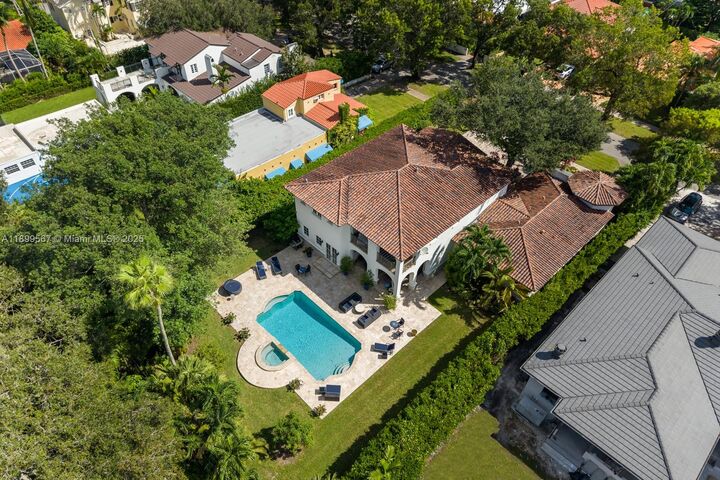 Property Photo: 2500 N Greenway Dr FL 33134