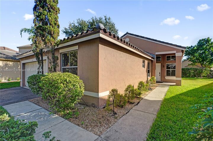 Property Photo: 658 Stanton Dr FL 33326