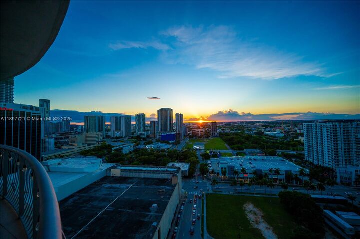 Property Photo:  1750 N Bayshore Dr 2615  FL 33132 