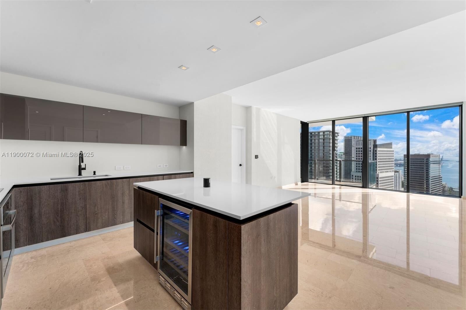 Property Photo:  88 SW 7th St 3907  FL 33130 