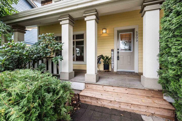 Photo de la propriété: 5909 Cowichan Street BC V2R 0G8