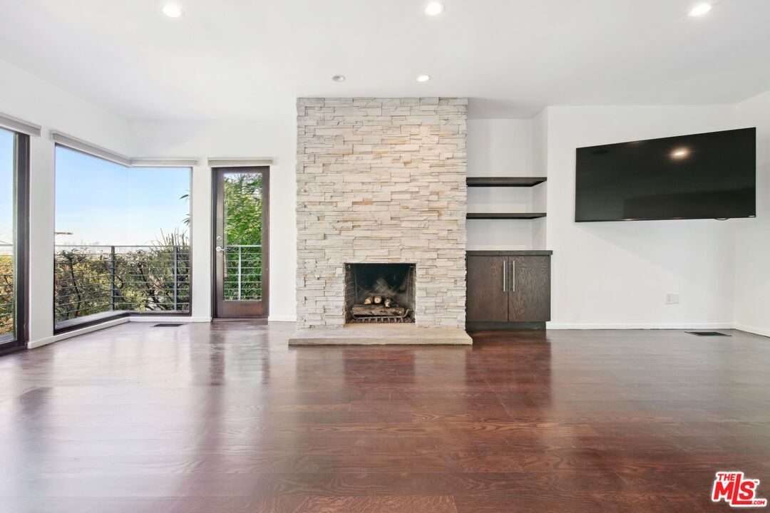 Property Photo:  1527 Marmont Ave  CA 90069 