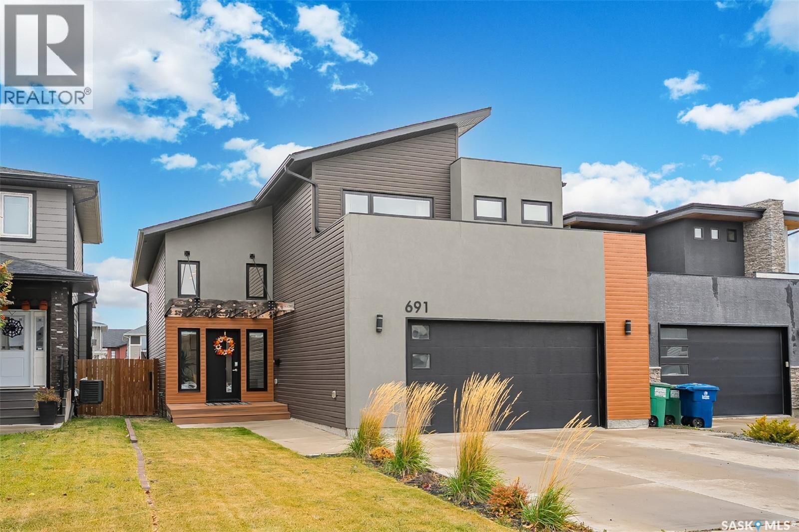 Property Photo: 691 Fast Crescent SK S7W 0X1