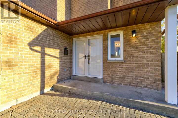 Photo de la propriété:  105 Clements Road West  ON L1S 4H4