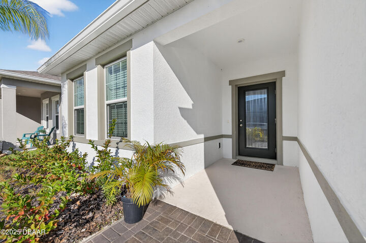 Property Photo: 153 E Eagle Harbor Way E FL 32124