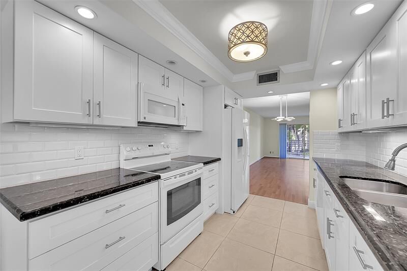 Property Photo: 1802 Eleuthera Pt E2 FL 33066