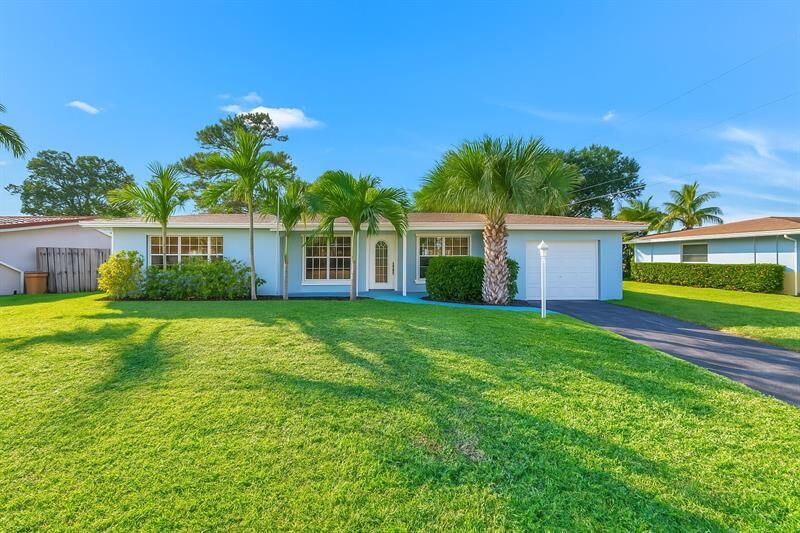 Property Photo:  827 SE 10th Ter  FL 33441