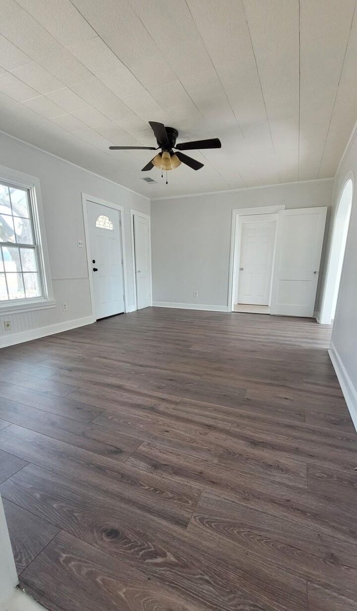 Property Photo:  407 E Defee Avenue  TX 77520