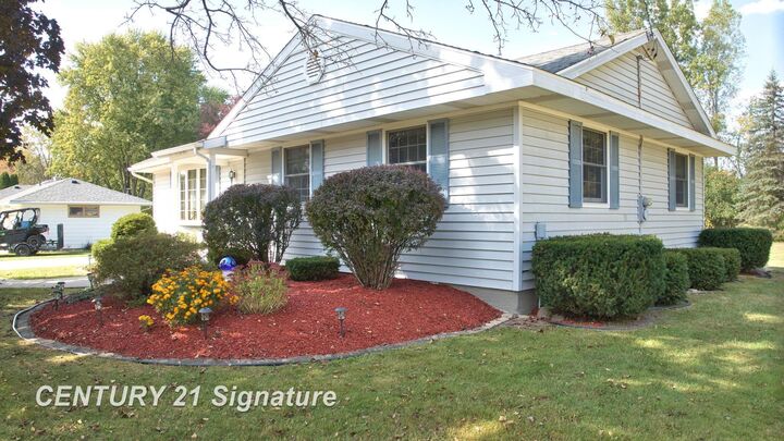 Property Photo: 2430 Meadowbrook Lane MI 48420