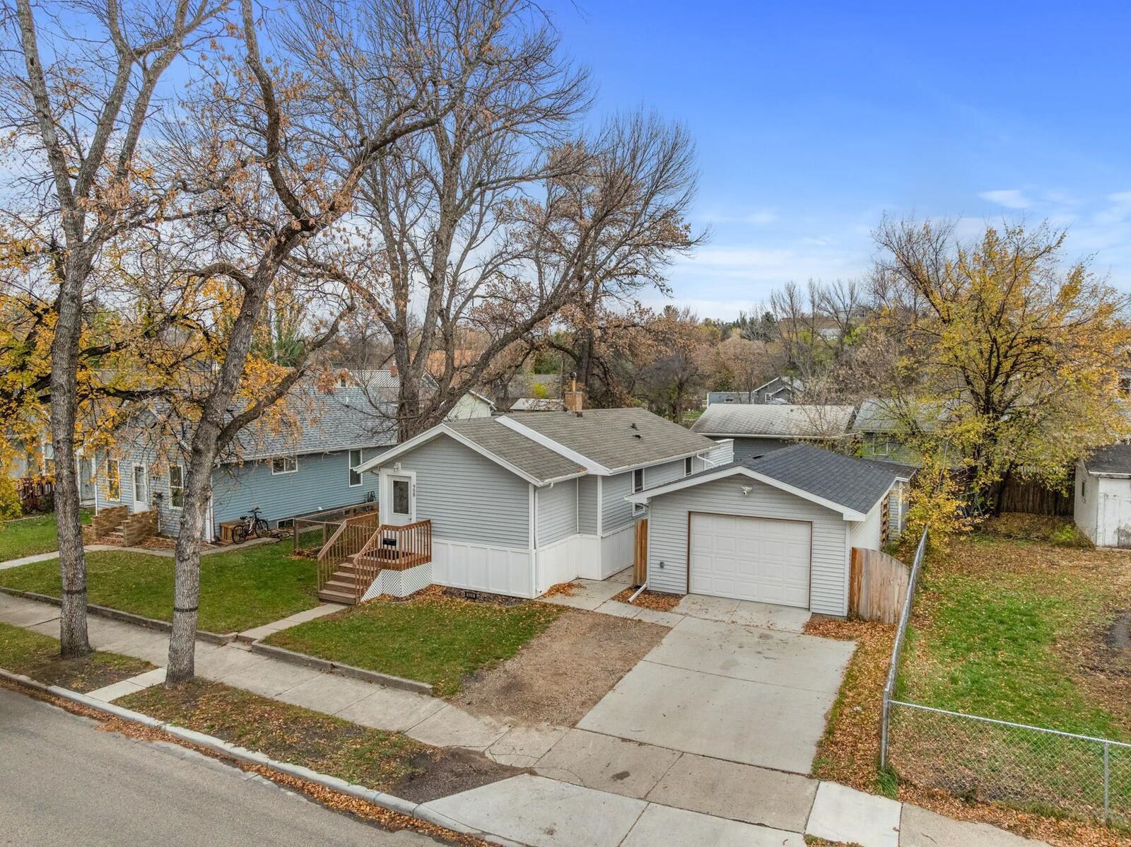 Property Photo: 908 7th Ave NW ND 58703