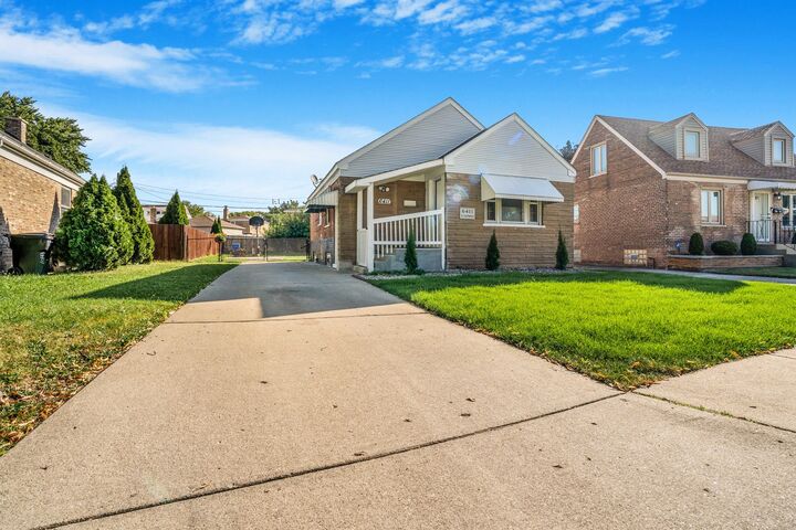 Property Photo:  6411 S Leclaire Avenue  IL 60638 