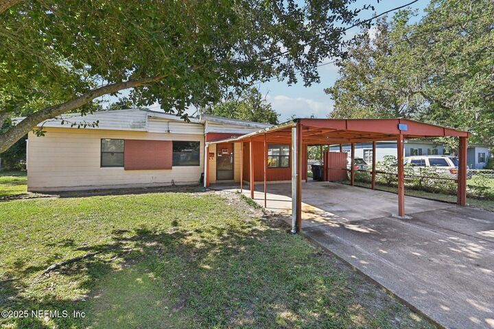 Property Photo: 1614 Loyola Drive N FL 32218