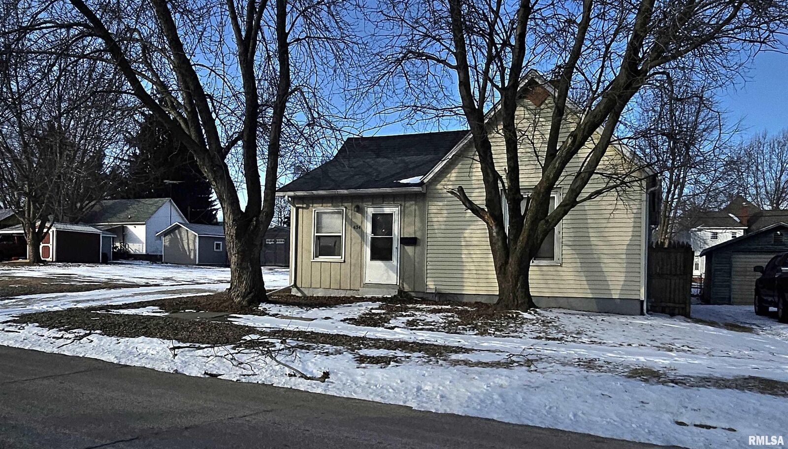 Property Photo:  434 Dean Court  IL 61520 