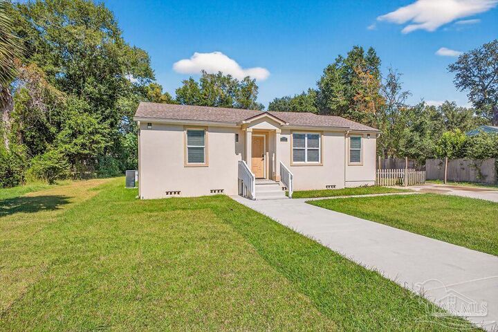 Property Photo: 1414 Dexter Ave FL 32507