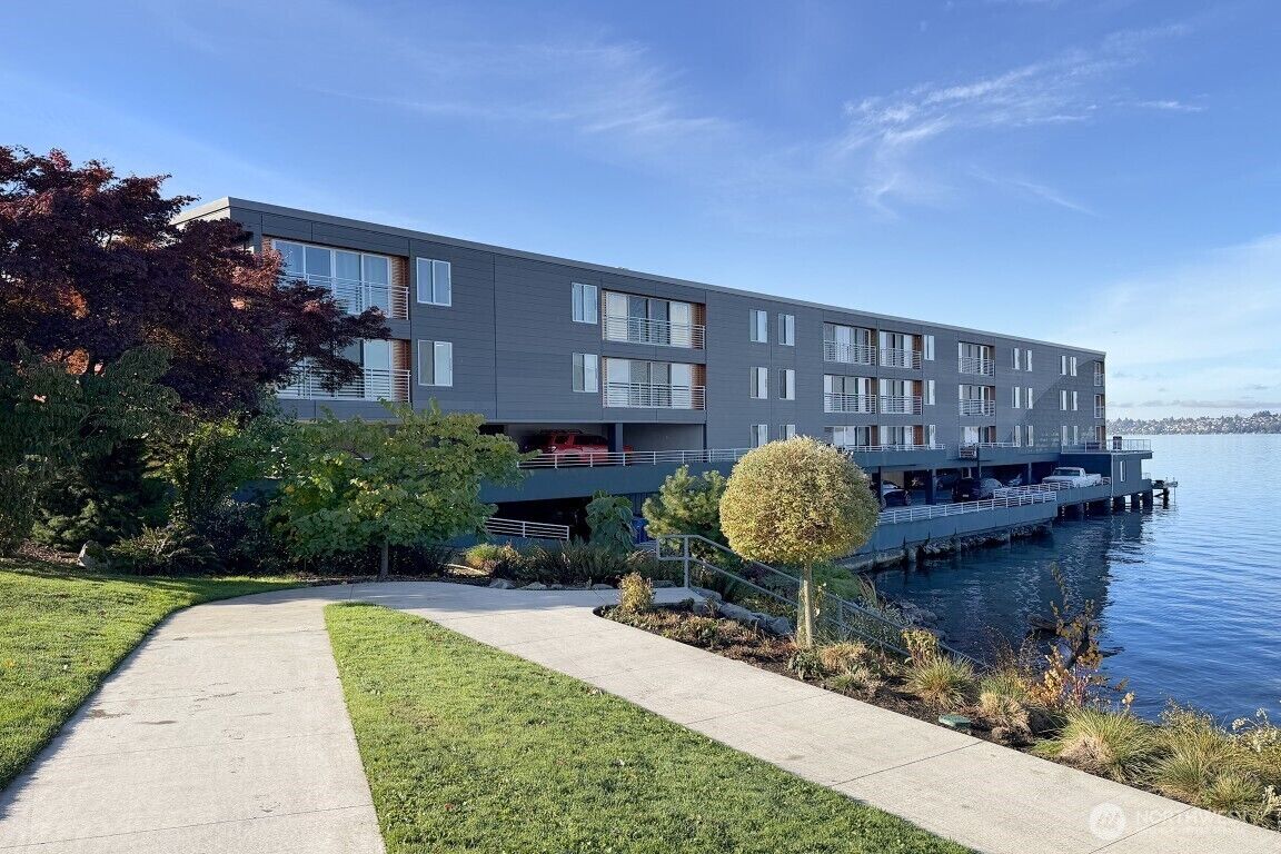 Property Photo: 733 Lake Street S 312 WA 98033