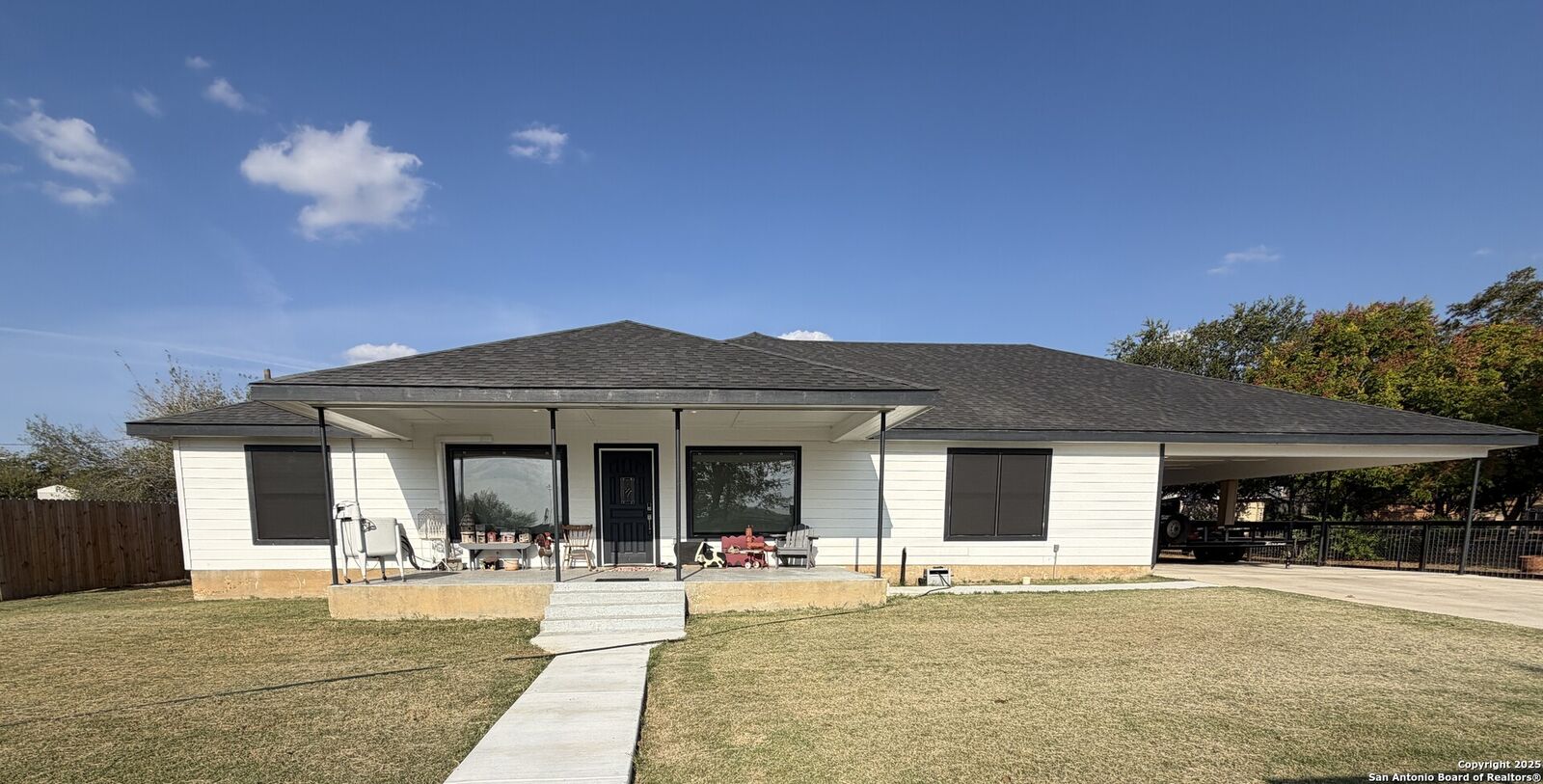 Property Photo:  1116 S 2nd  TX 78114 