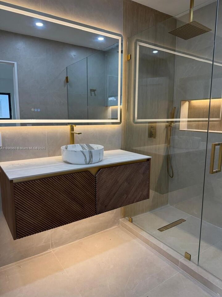 Property Photo: 2816 NE 18th Ter FL 33306