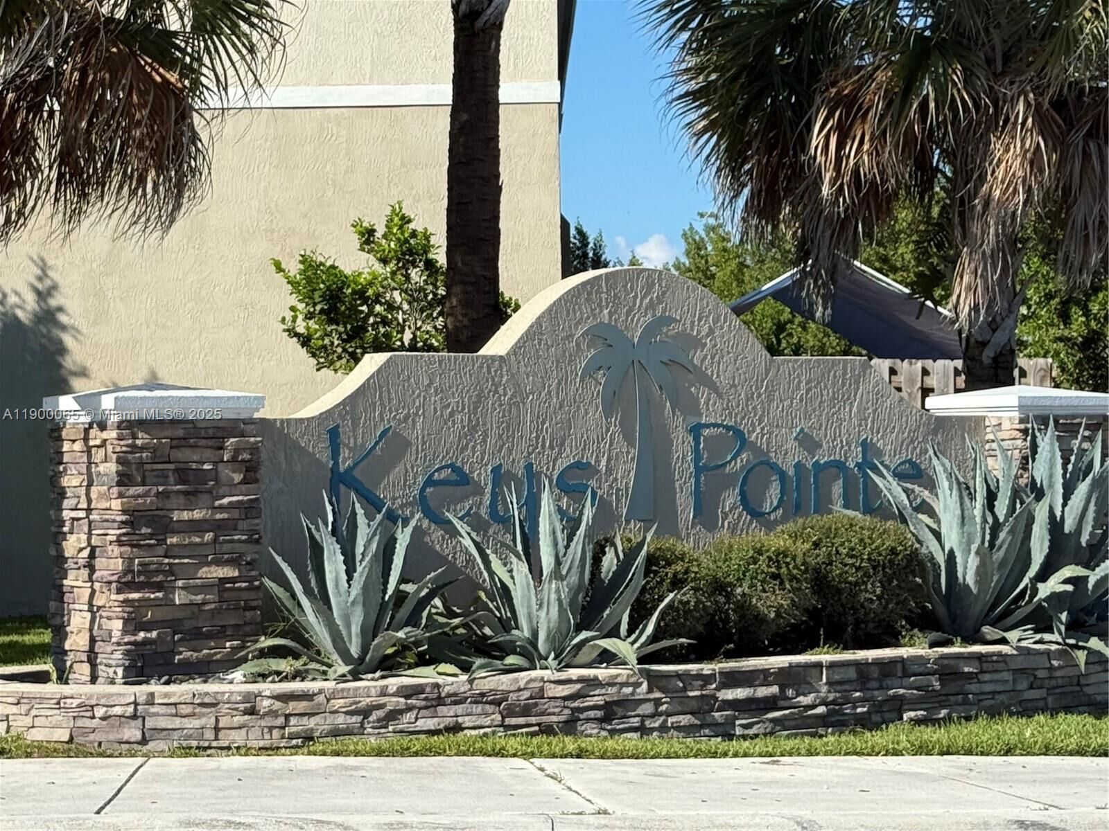 Property Photo:  484 NE 5th St  FL 33034 